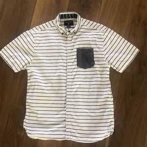 Size M short sleeve button down